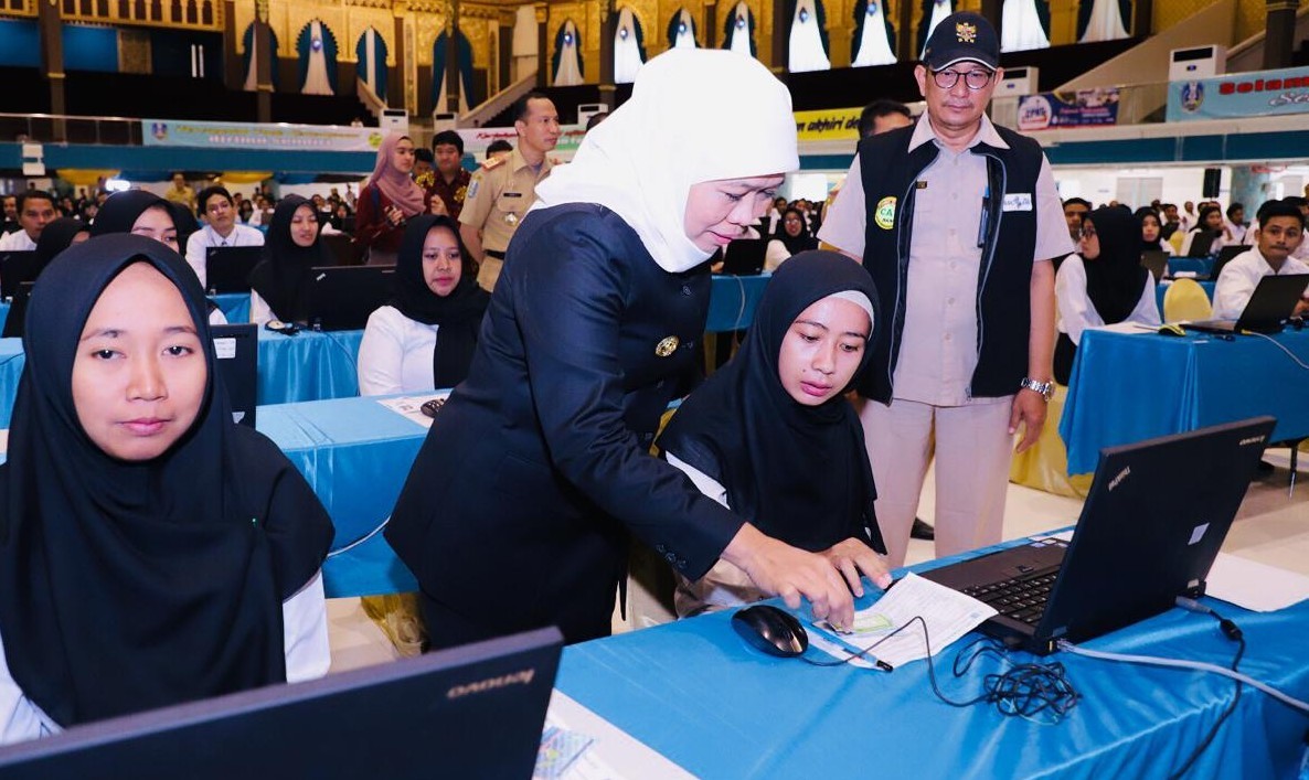 Khofifah Tinjau Pelaksanaan & Memotivasi 54.600 Peserta SKD CPNS di Unesa