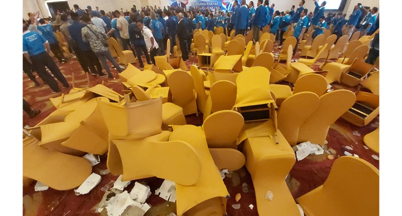 Kongres PAN Ricuh, Peserta Saling Lempar Kursi