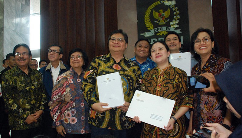 Menko Perekonomian Serahkan Draf RUU Omnibus Law Cipta Kerja Ke DPR