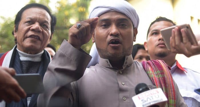 Novel Duga Pelempar Rumah Ketua PA 212 Dilakukan Pendukung Koruptor Yang Panik