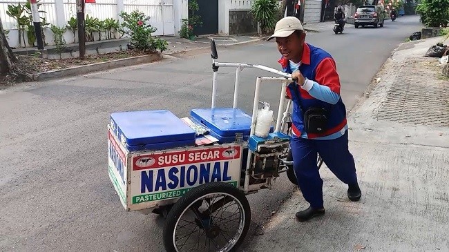Menkop Bertekad Mengurangi Dominasi Susu Impor Yang 80 Persen