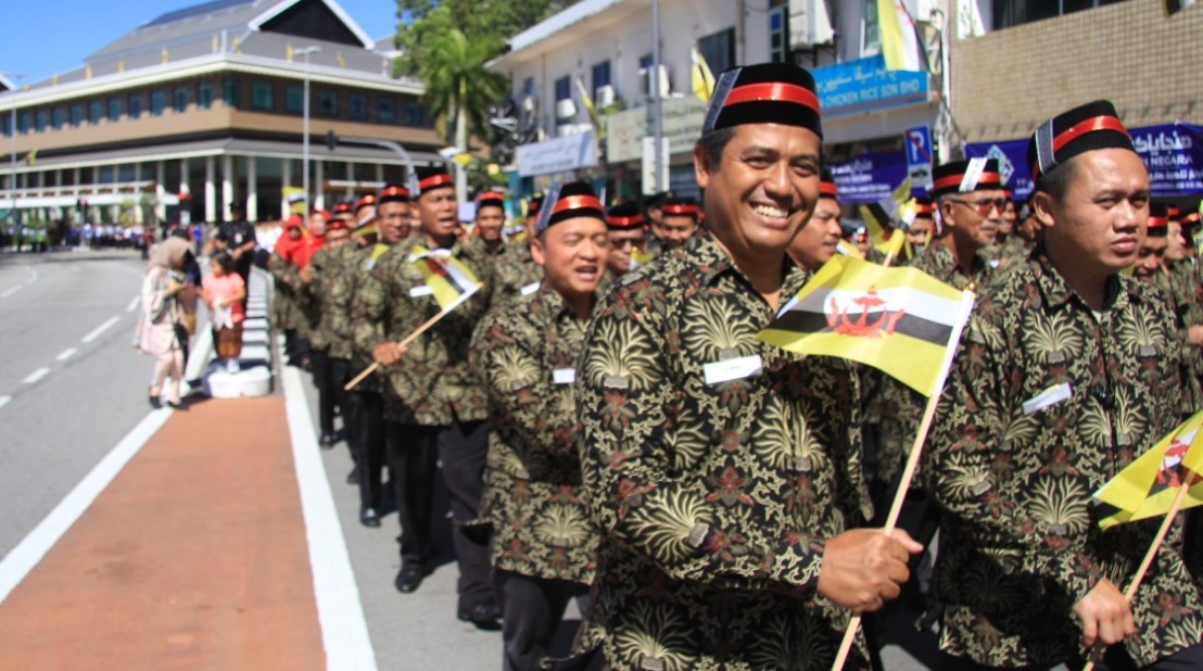 Ratusan WNI Ikut Pawai Hari Kebangsaan ke-36 Negara Brunei Darussalam