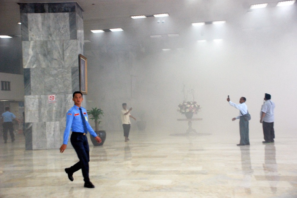 Diguga Terjadi Kebaran Asap Putih di Lobby DPR