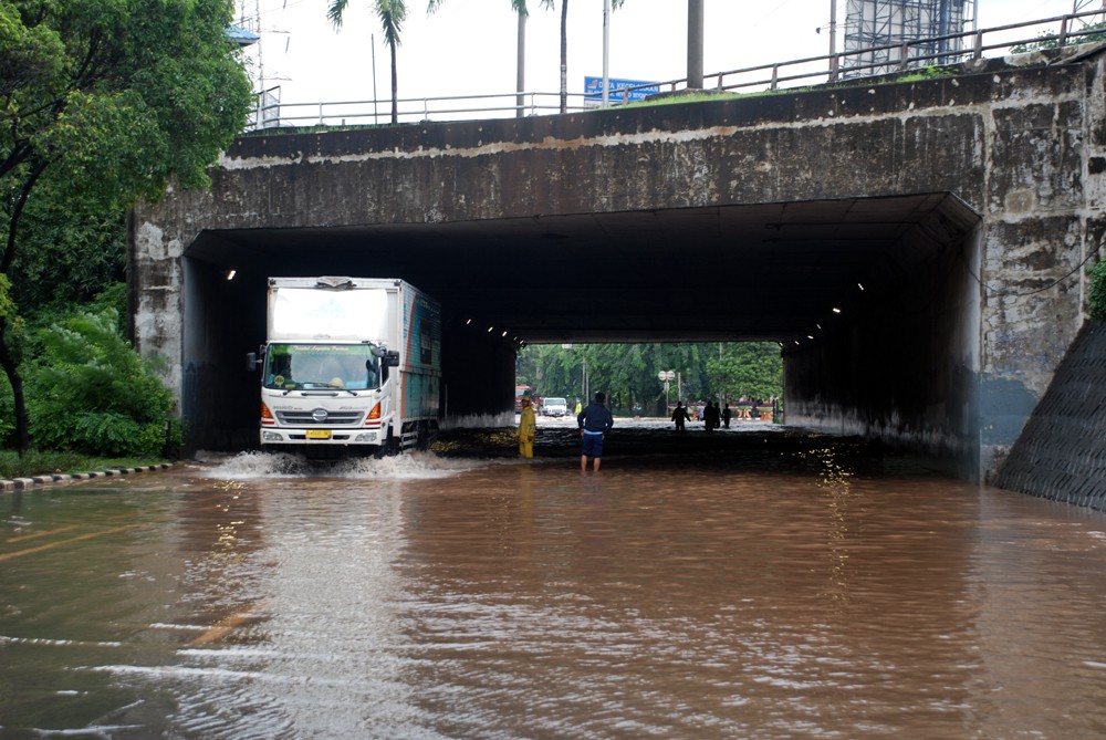 Underpass Cawang Banjir Satu Meter