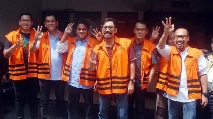 Koruptor Gunduli Saja