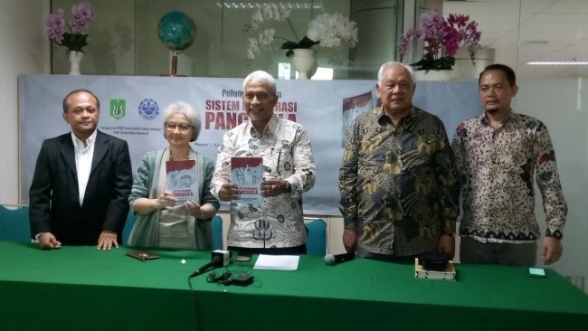 Buku Sistem Demokrasi Pancasila, Cara Para Akademisi Merawat Pancasila