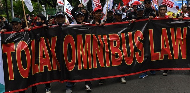 Mereaksi Omnibus Law