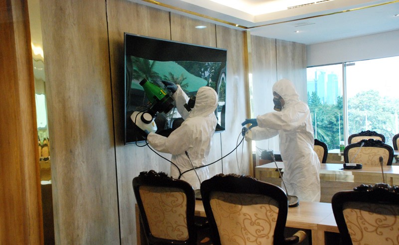 Penyemprotan Disinfektan Di DPR RI