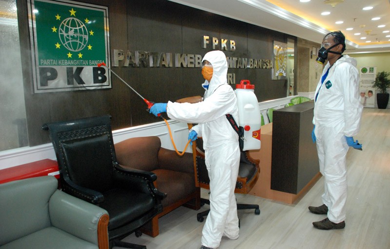 Petugas Sisir Ruang Anggota Dewan
