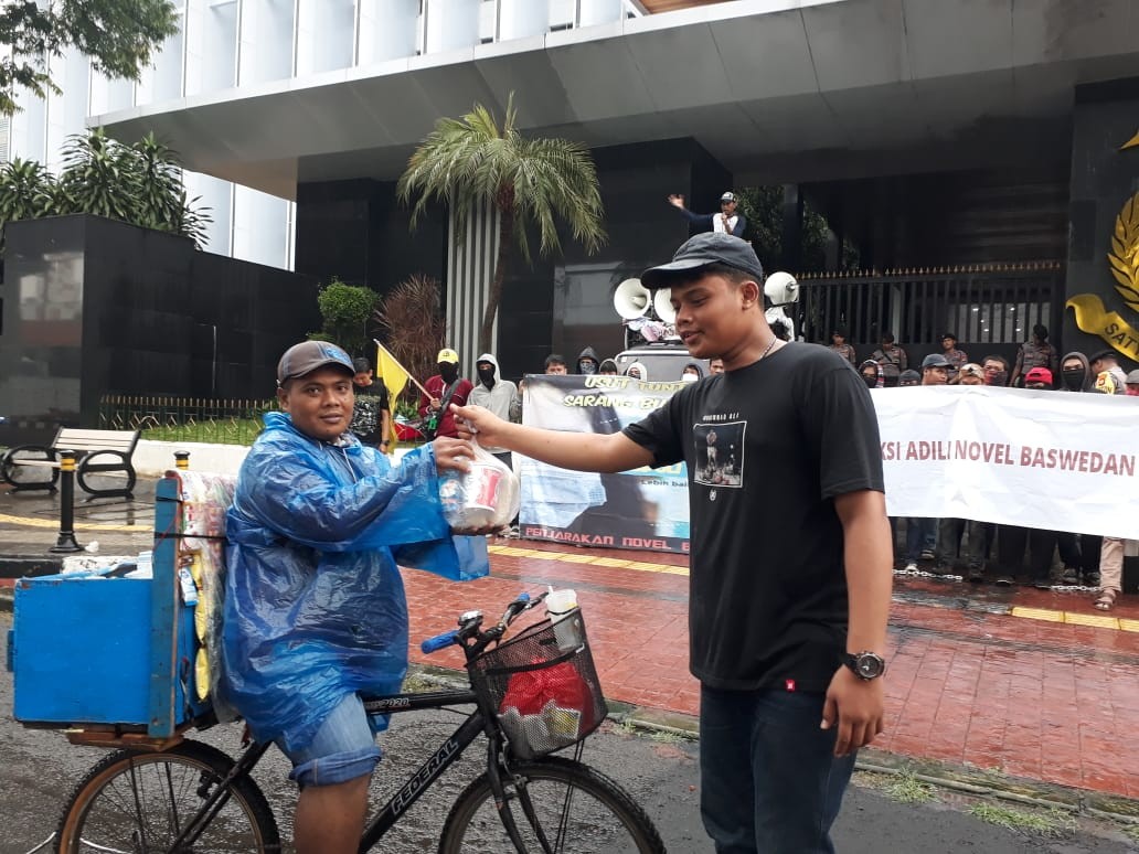 Massa Adili Novel Gelar #AksiPeduliLawanCorona di Kejagung RI