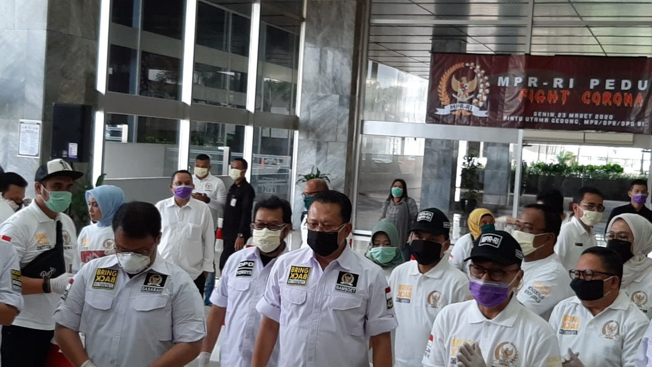 Lawan Corona, MPR Bagikan 1000 Paket Masker dan Hand Sanitizer 