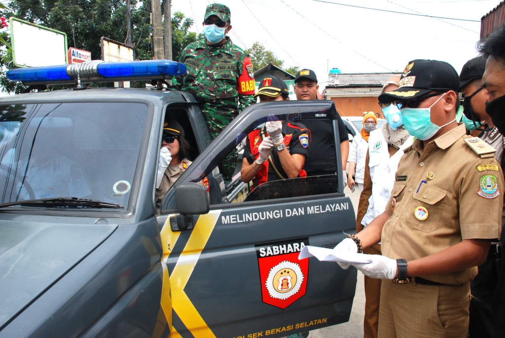 Petugas Himbau Warga Beraktivitas Dirumah Cegah Covid 19