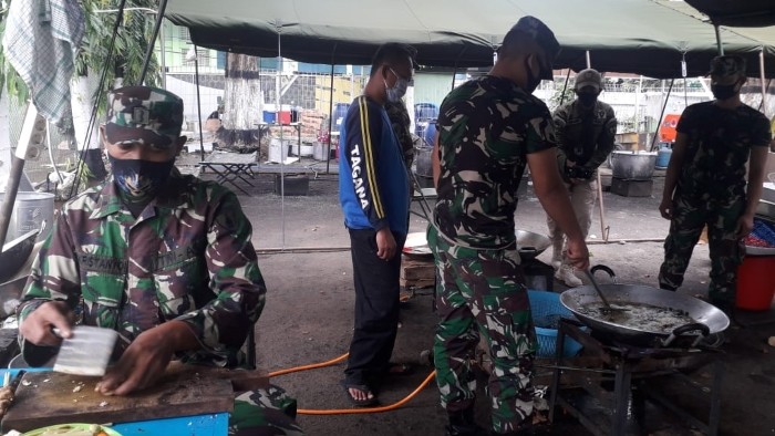 Demi Warga, Lapangan Tenis Internasional Disulap Jadi Dapur Umum