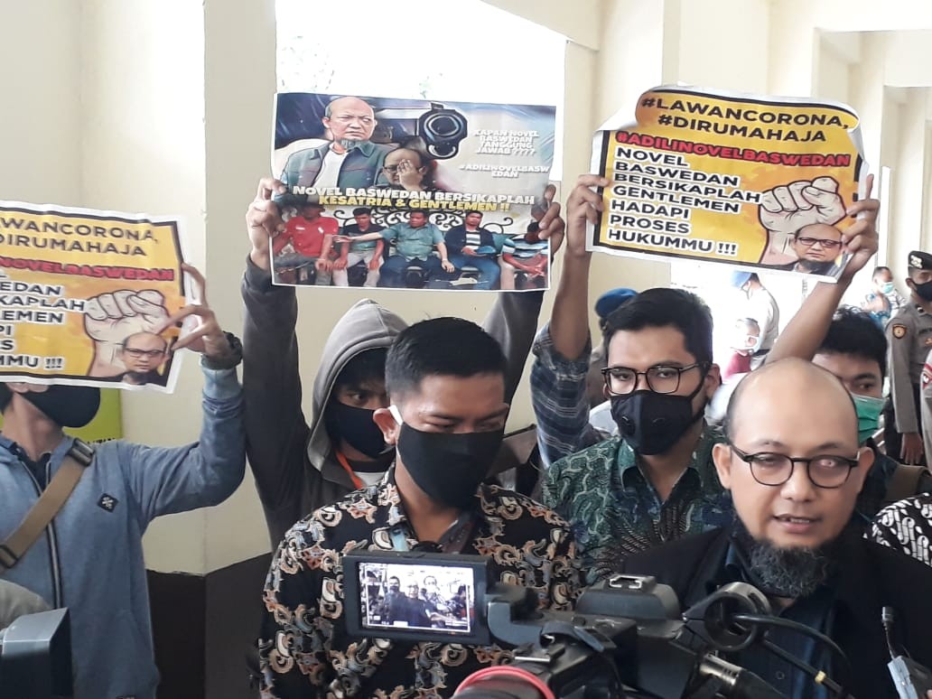 Aktivis Bagikan Masker 'Adili Novel Baswedan' di Sidang Kasus Penyiraman