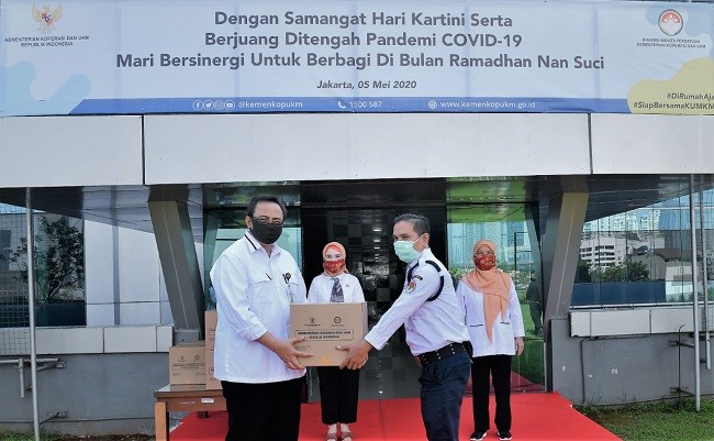 Dharma Wanita Kemenkop Gelar Bakti Sosial Bagi-Bagi Paket Sembako