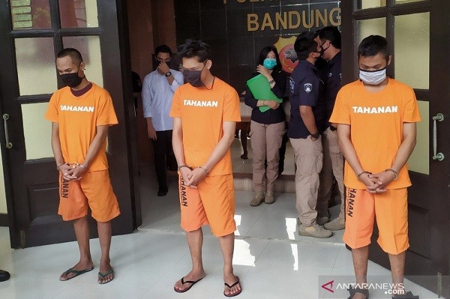 Diekspos Polisi, Ferdian Paleka 'Sembako Sampah' Pakai Baju Tahanan dan Diborgol