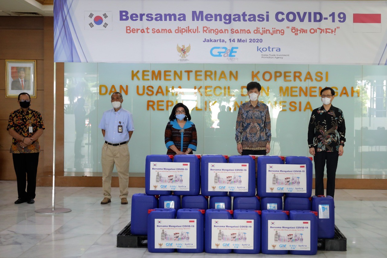 Pengusaha Korsel KOTRA Sumbangkan 1 Ton Disinfektan Kepada Kemenkop 