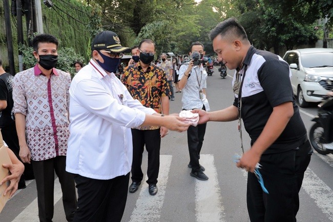 Ajak Pelaku UMKM dan Masyarakat Taat Protokol Kesehatan, Kemenkop Bagikan Masker Gratis