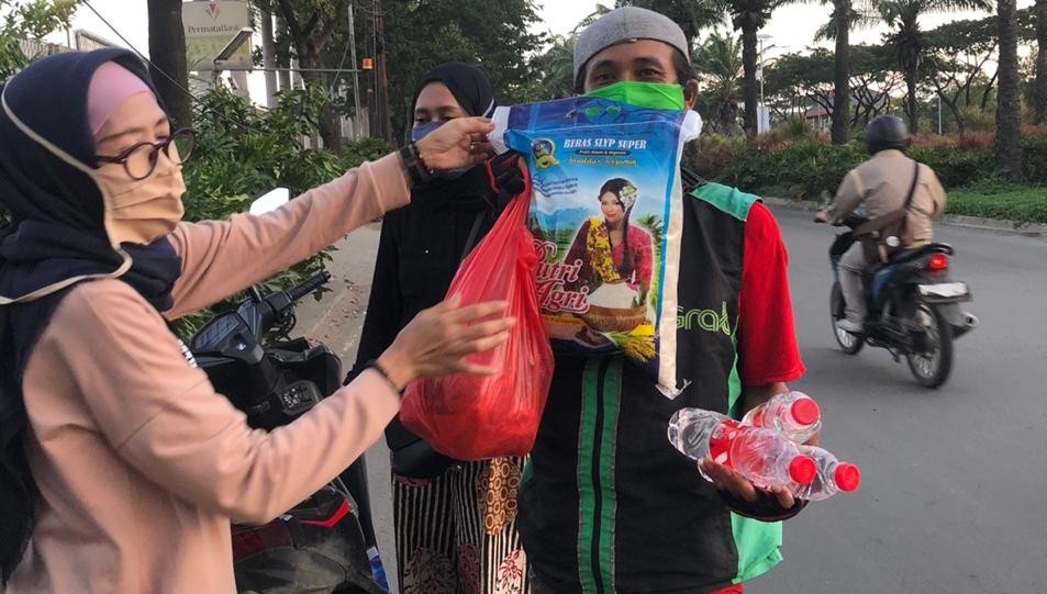 Mahasiswi STIAMI Bekasi Bagikan Beras Kepada Warga Terdampak Covid-19