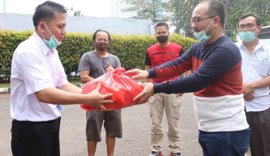 Firman Jaya Daeli Berbagi Sembako untuk Warga Jabar