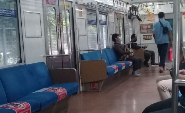 Normal Baru di KRL, Penumpang Dilarang Bicara dan Telepon