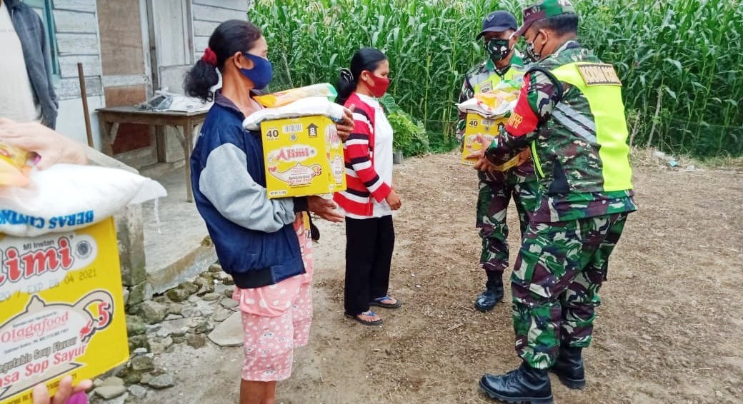 Koramil 11 Parapat Berbagi Kasih Dengan Warga Terdampak Covid-19