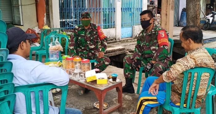 Pendekatan Persuasif, Babinsa Pabean Ajak Warga Patuh Protokol Kesehatan