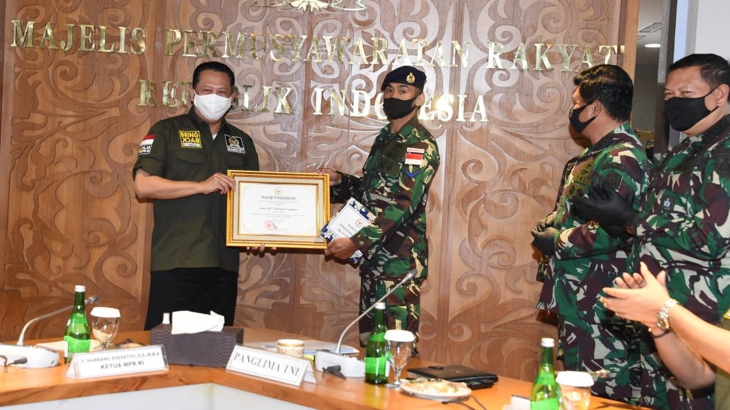 Dua Prajurit TNI AL Terima Apresiasi Dari Ketua MPR RI