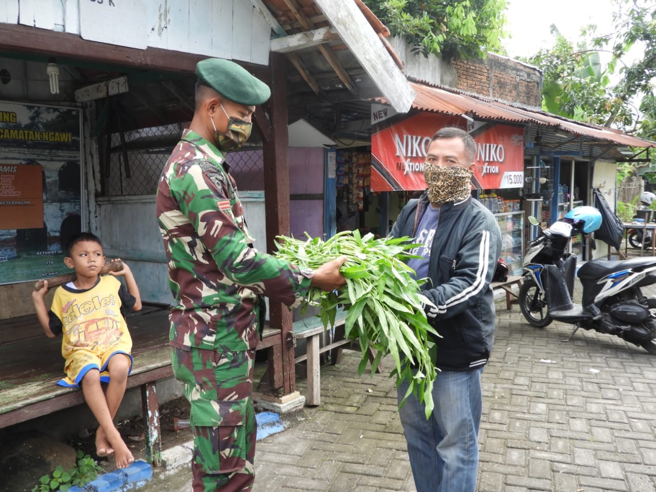 Bantu Warga, Kostrad Bagikan Hasil Panen Sayuran