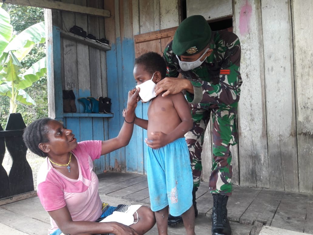 Satgas 754 Kostrad Bagikan Masker di Kampung Kiliarma Papua