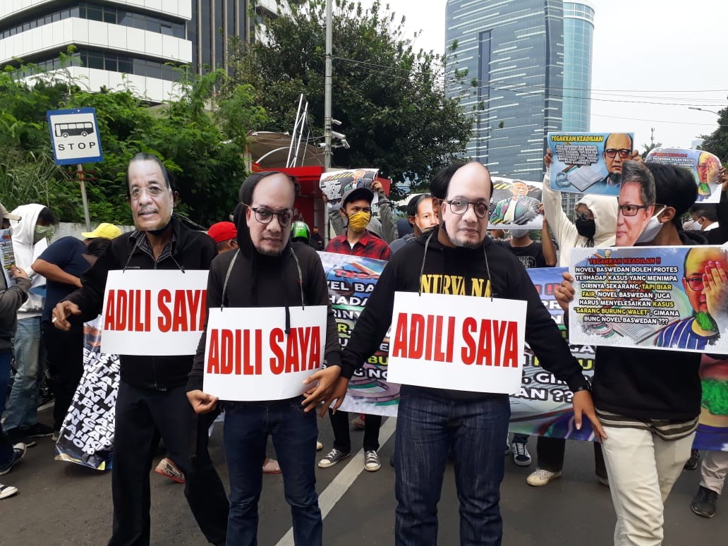 Mandi Kembang, Aktivis Bertopeng Novel Ingatkan Kasus Bengkulu