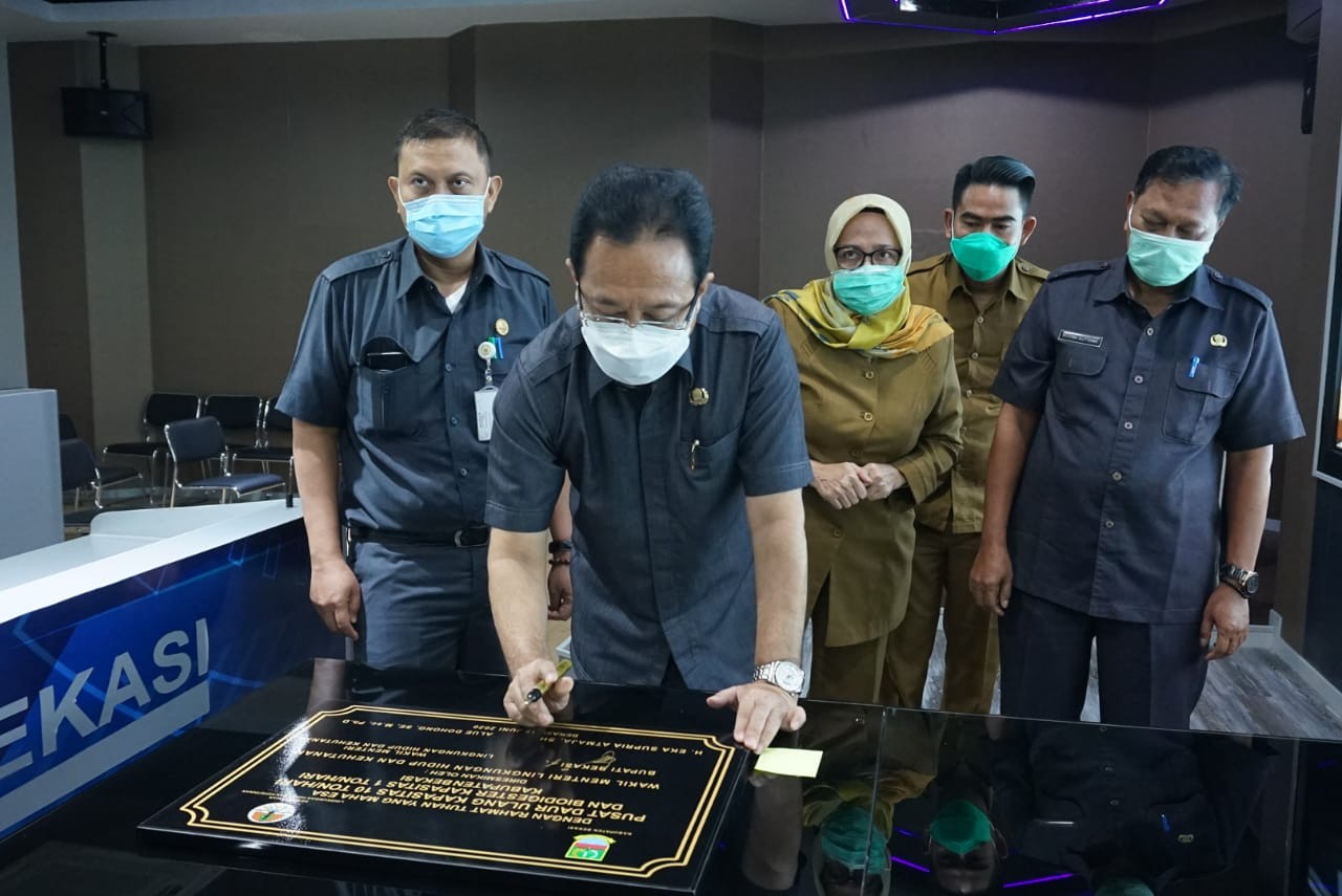 Pemkab Bekasi Terima Bantuan Pusat Daur Ulang Sampah dari KLHK