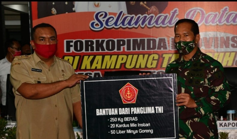TNI Salurkan Bantuan di Kampung Tangguh Desa Joho Madiun