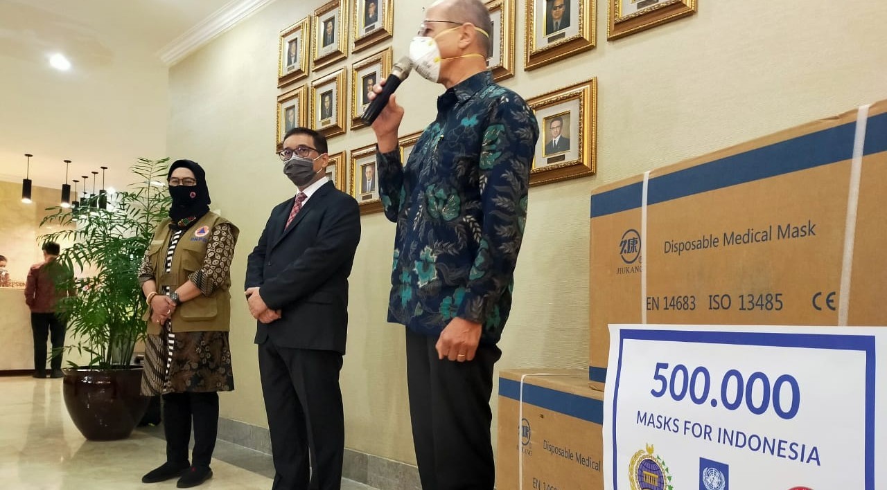 Atasi Covid19, UNDP Serahkan Setengah Juta Masker