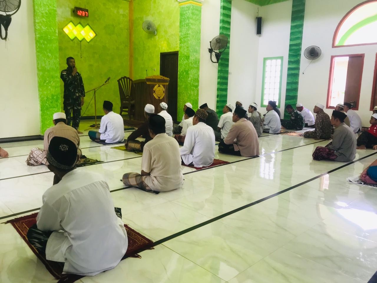 Ditengah Warga Assikie, Satgas Pamtas Yonif 516/CY Bangun Aspek Religius