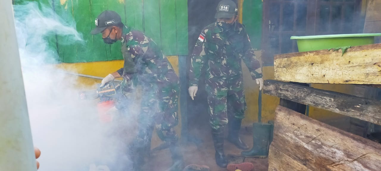 Cegah Malaria di Perbatasan, Satgas Yonif 516/CY Gelar Foging