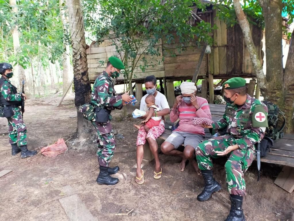TNI Bagikan Pakaian Layak Pakai Kepada Warga Pedalaman Papua