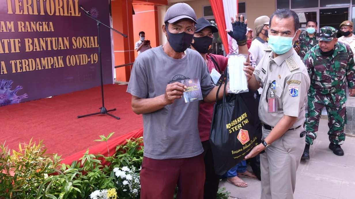 TNI Salurkan Bantuan Sembako Kepada Warga Tegal Alur Jakarta Barat