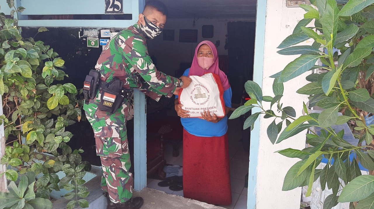 Babinsa Koramil Semampir Salurkan Bantuan Sembako untuk Veteran