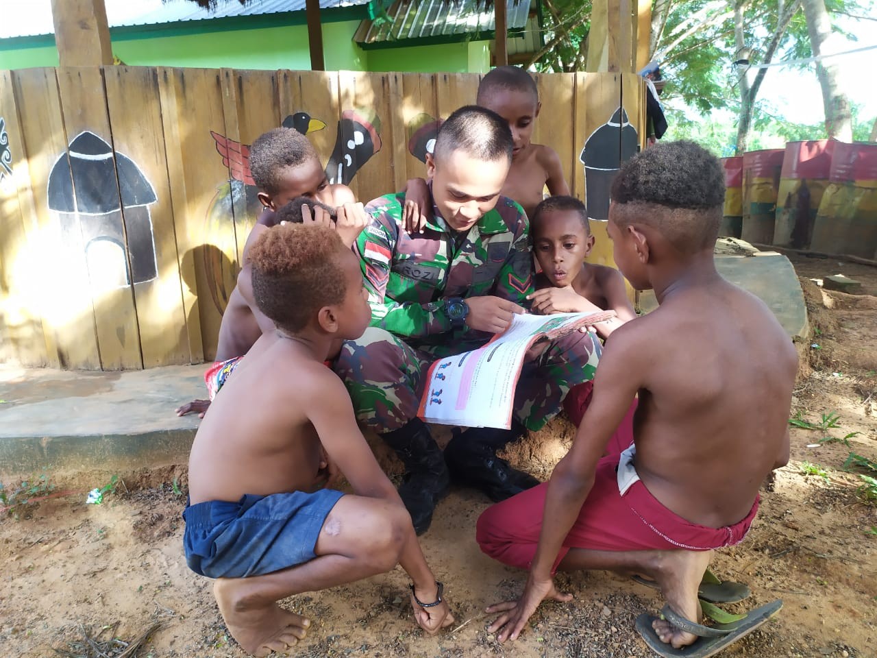 Sangat Terpuji, Selain Jaga Perbatasan, Satgas Yonif 516/CY juga Jadi Guru
