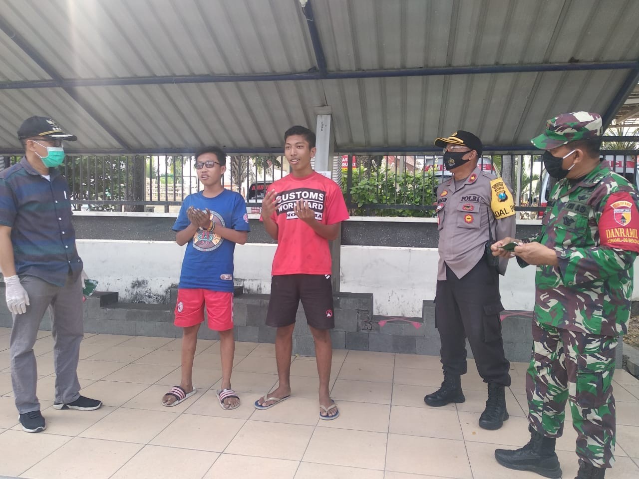 Tak Pakai Masker, Dua Pemuda Dihukum Nyanyi