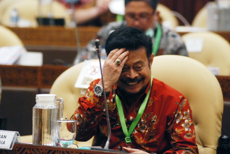 Mentan Raker Dengan Komisi IV DPR Pake Kalung Anti Virus Corona