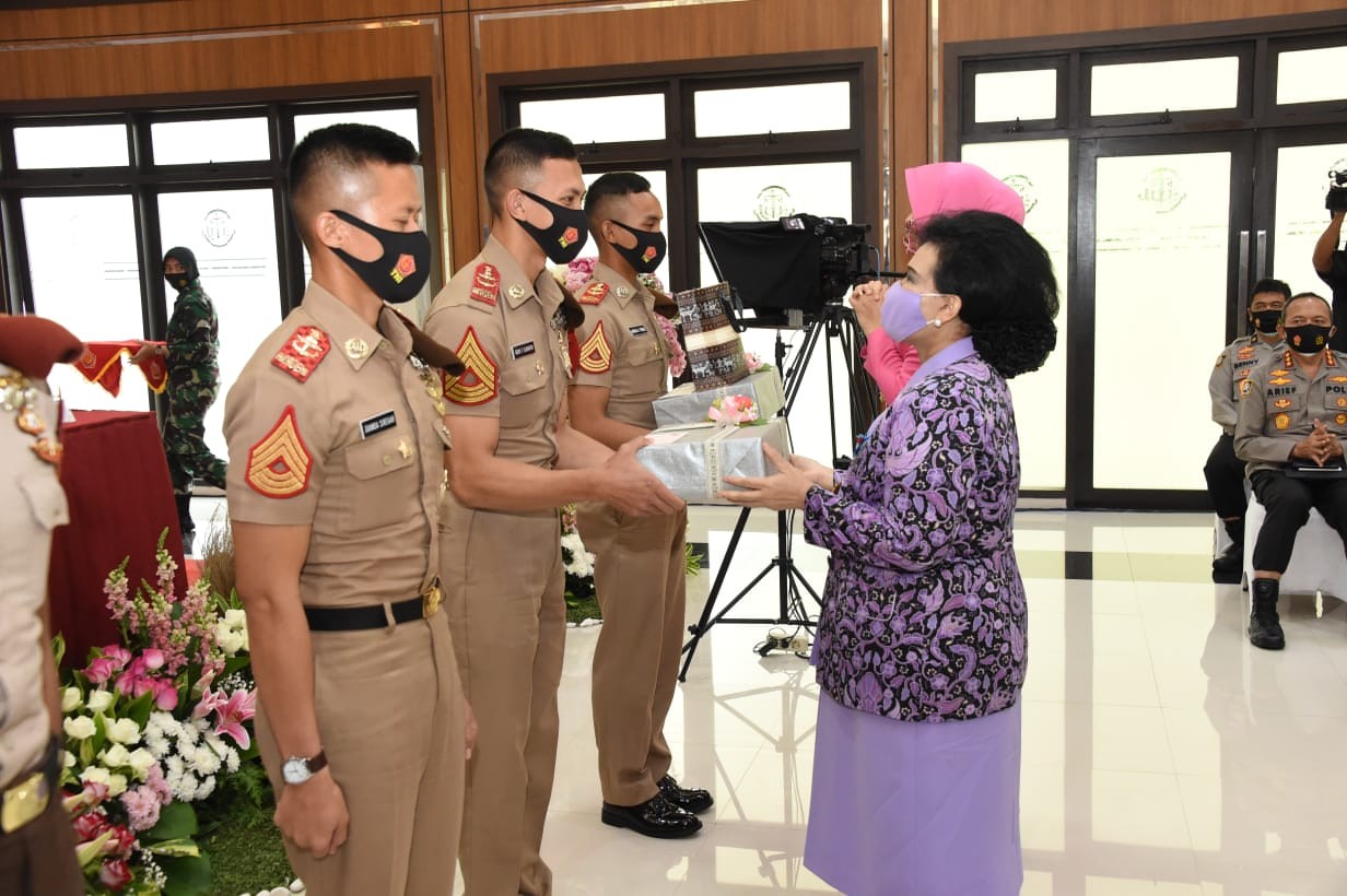 Ketum Dharma Pertiwi Berikan Pembekalan Kepada 750 Capaja TNI-Polri