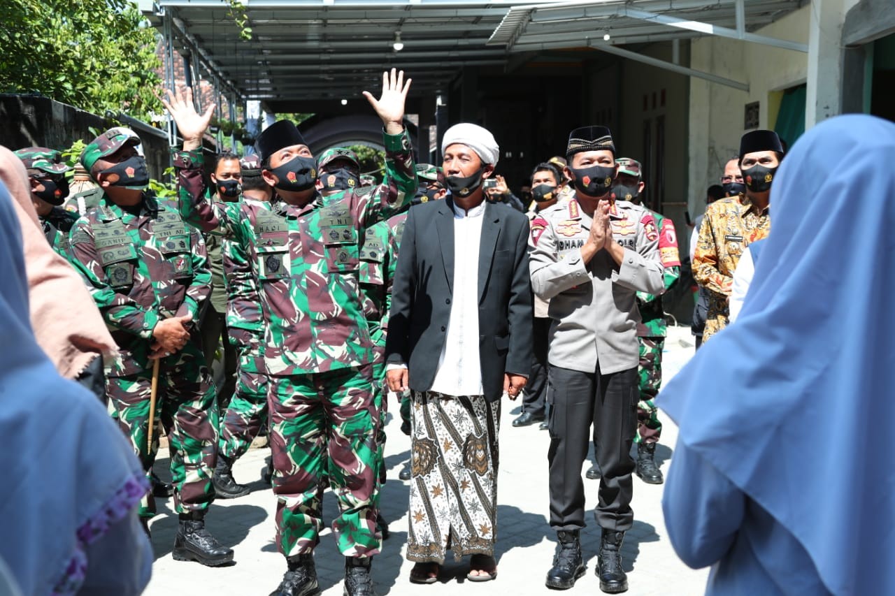 Sowan ke Pesantren, Panglima TNI : Para Santri Harus Selalu Menjaga Protokol Kesehatan
