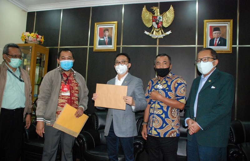  Koordinator MAKI Bonyamin Saiman Srahkan Foto Surat Jalan Joko Tjandra