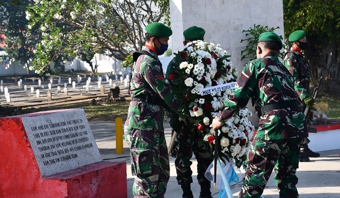 Ziarah di Makam Pahlawan, Warnai HUT Korem 082/CPYJ ke-72