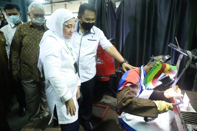 Menaker Ida Fuziyah Bagikan 1,6 Juta Alkes Covid-19 Produksi BLK Seluruh Indonesia