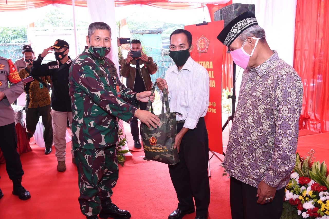 TNI Peduli Covid-19, Salurkan Bantuan Paket Sembako
