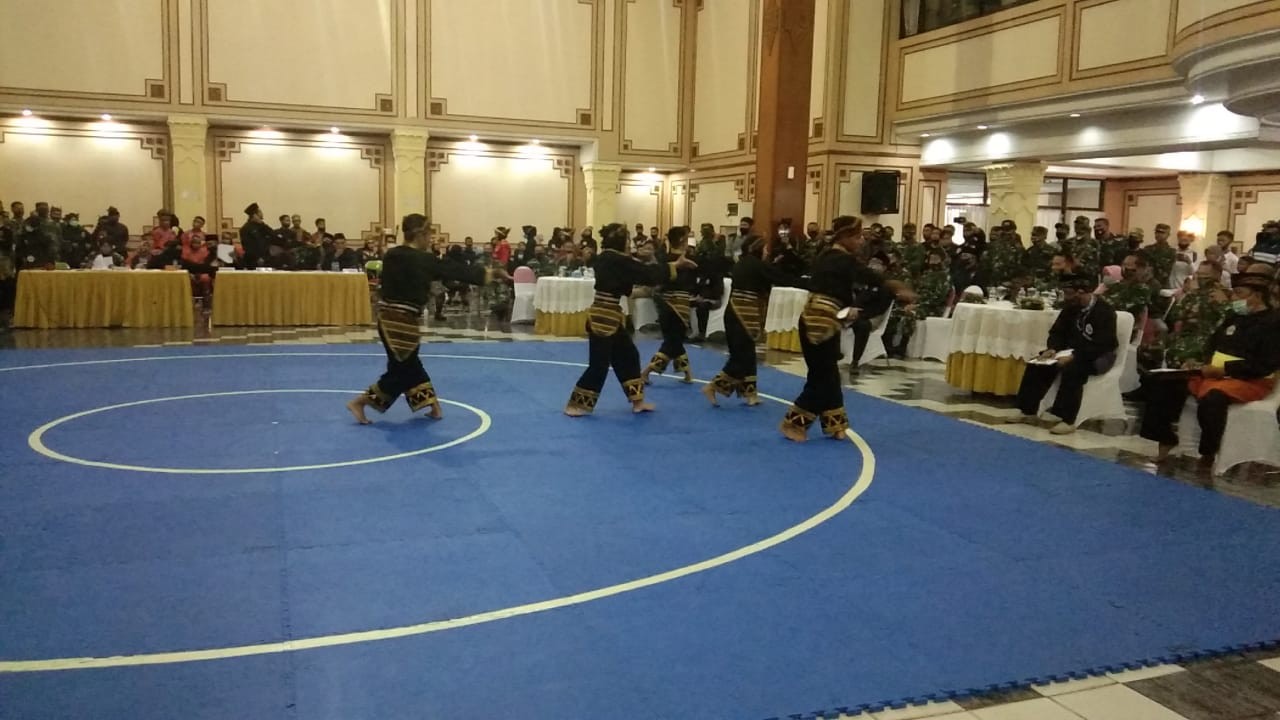 12 Kelompok Silat Adu Bakat dan Kreatif