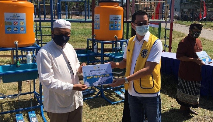 Sebagai Mitra Pangkoarmada II, Lions Club Surabaya Patria Serahkan Bantuan Kesehatan